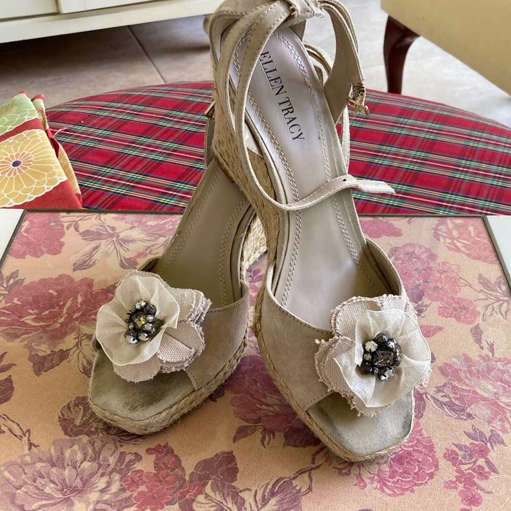 Ellen Tracy Cream Wedge Sandals with Floral Detail